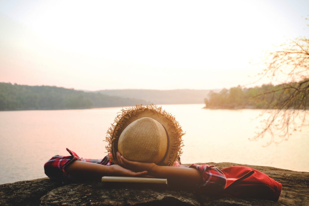 Homem relaxando em uma viagem próximo ao lago
